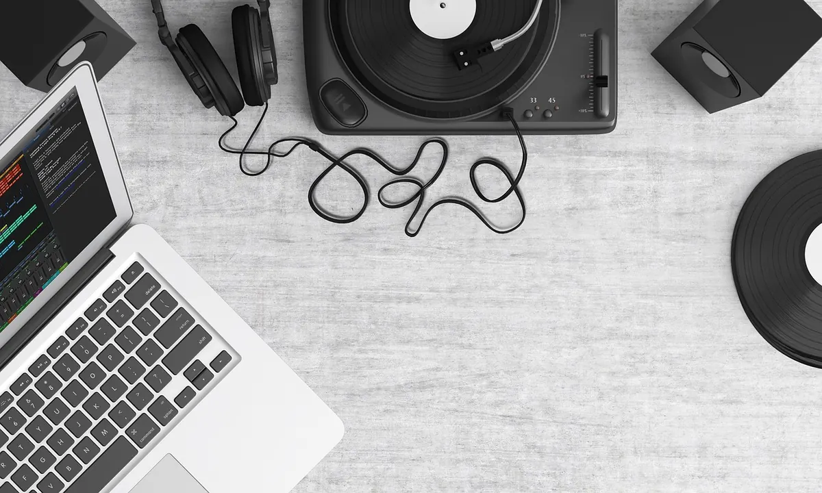 Vinyl vs. Digital DJ Sets: What to Expect at Pulse Room